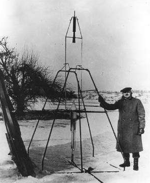 Robbert Goddard with his 5kg liquid-fuelled rocket (Turner 2010, p.5).