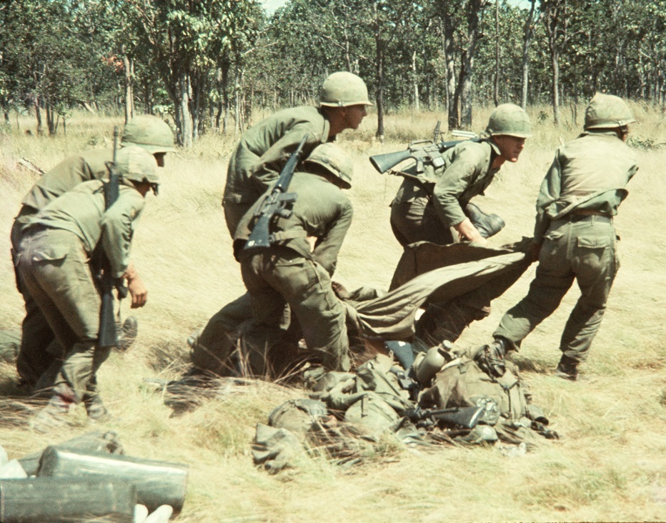 US soldiers evacuate casualties during the Battle of Ia Drang