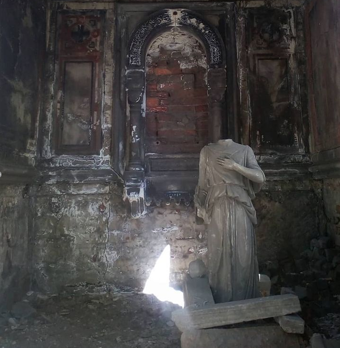 The statue in a sepulchral